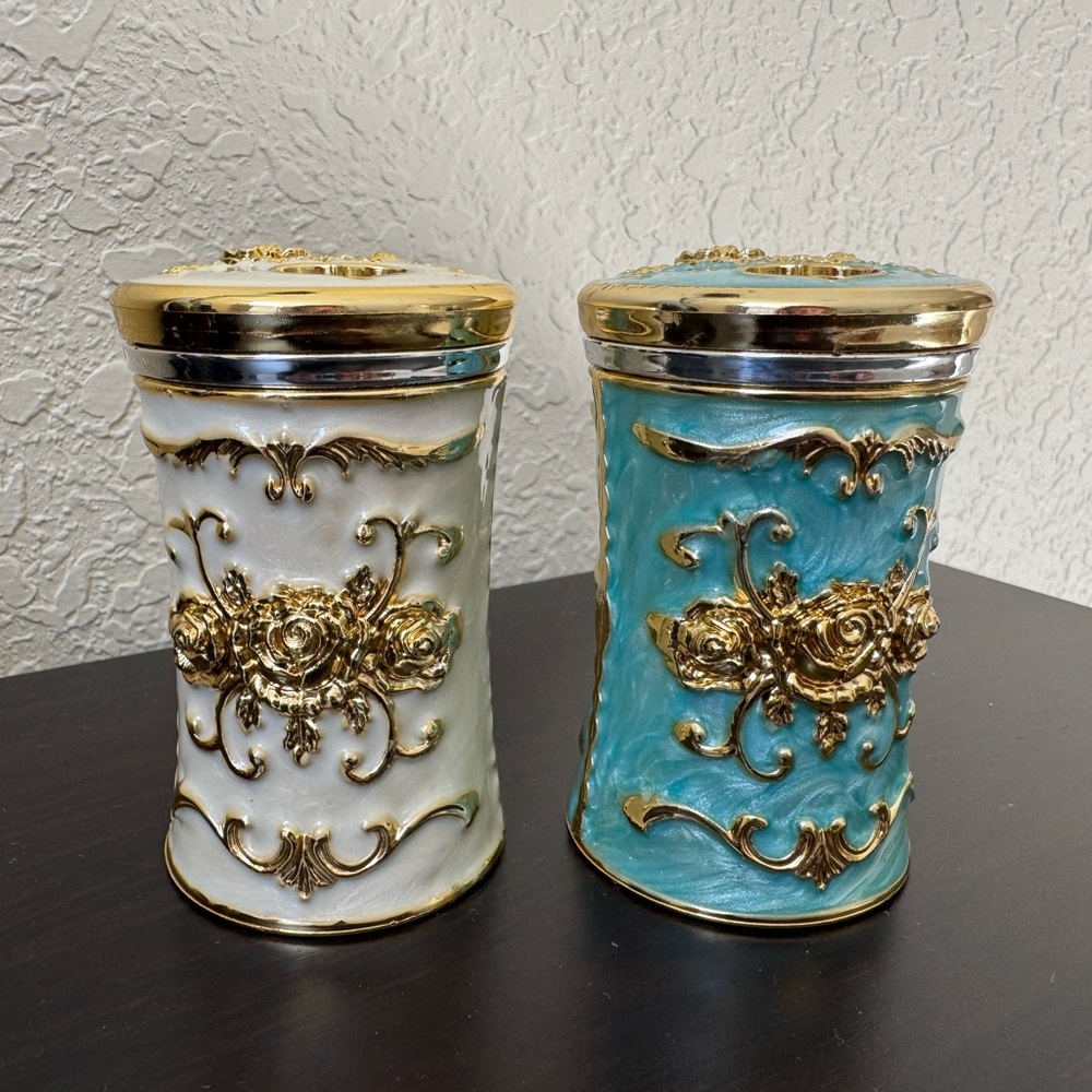 NWOT Elegant Salt and Pepper Shaker Set 🦋